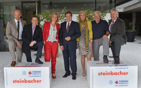 Roland Hebbel, Andreas Goldberger, Ute Steinbacher, Günther Platter, Kristine Steinbacher, Eduard Steinbacher und Ernst Schwaiger feiern 50 Jahre Steinbacher.